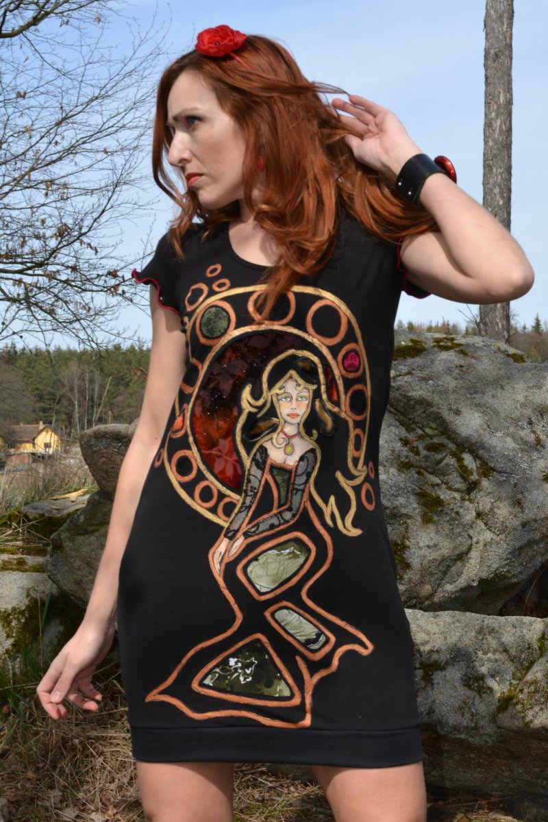 Šaty z dubové kůry 