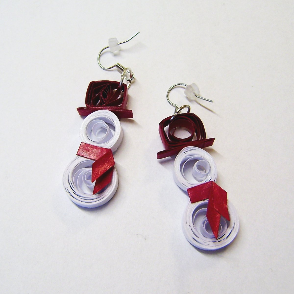 Sněhulák s vínovou čepicí