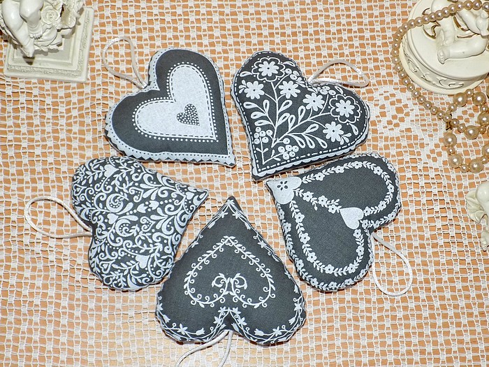 Sada 5 kusů - srdíčka šedo-bílá