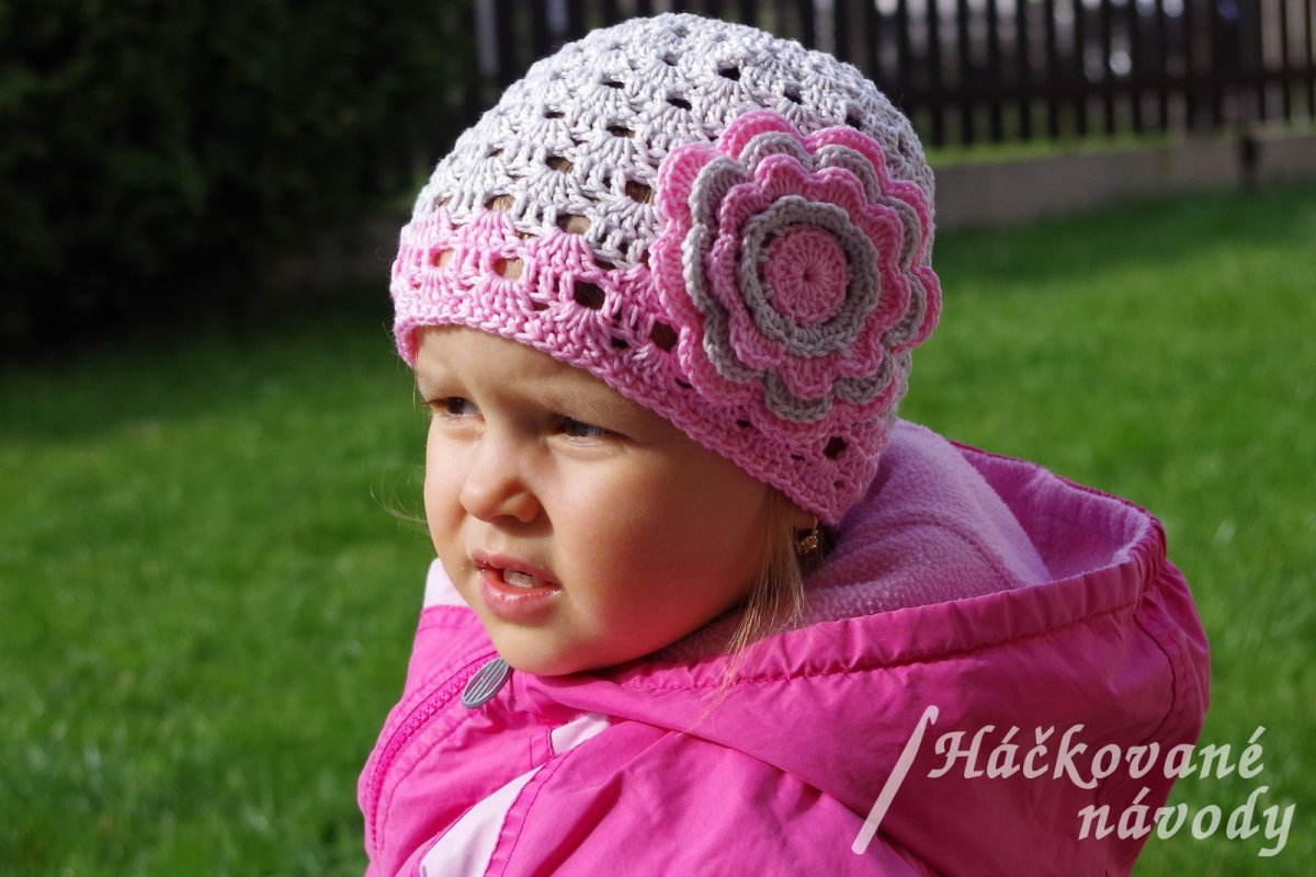 Háčkovaná jarní čepička s velkou květinou - NÁVOD