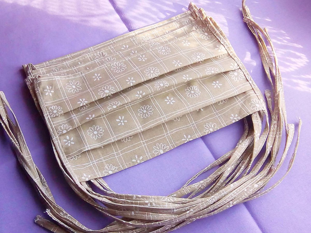 TEXTILNÍ ROUŠKA S KVĚTINKAMI