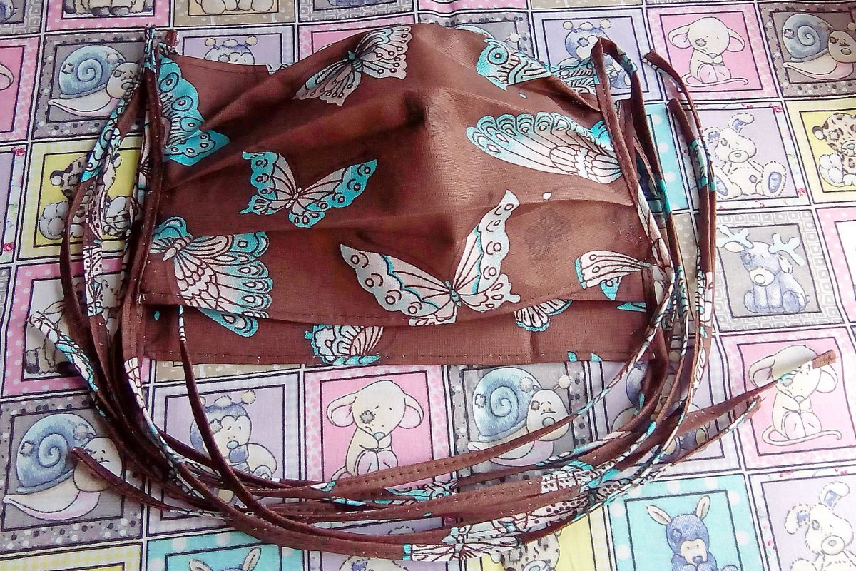 HNĚDÁ ROUŠKA S MOTÝLKY