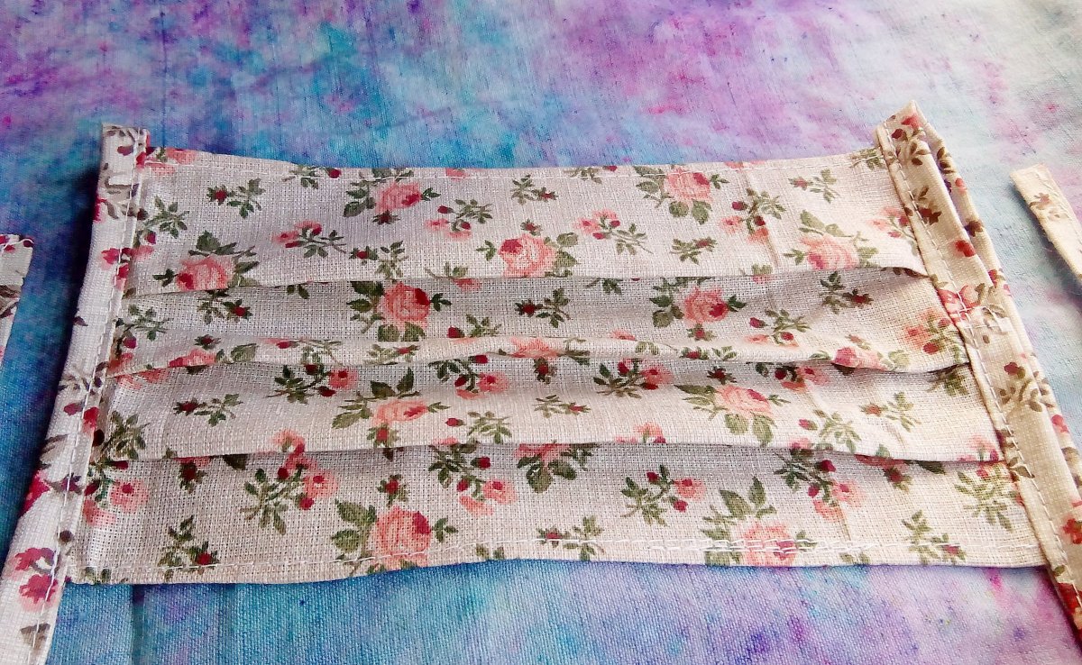 ROUŠKA S RŮŽIČKAMI