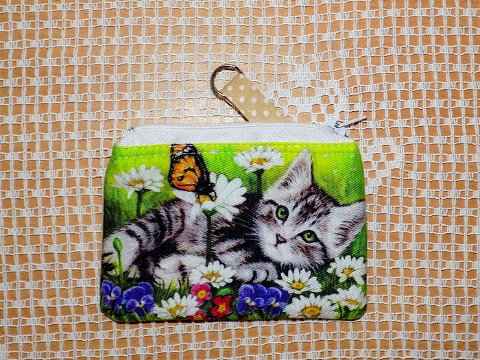 Klíčenka - kočička v trávě