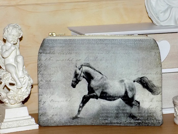 Kosmetická taštička ve vintage stylu s koněm