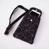 Kabelka na mobil crossbody - černá s geo vzorem