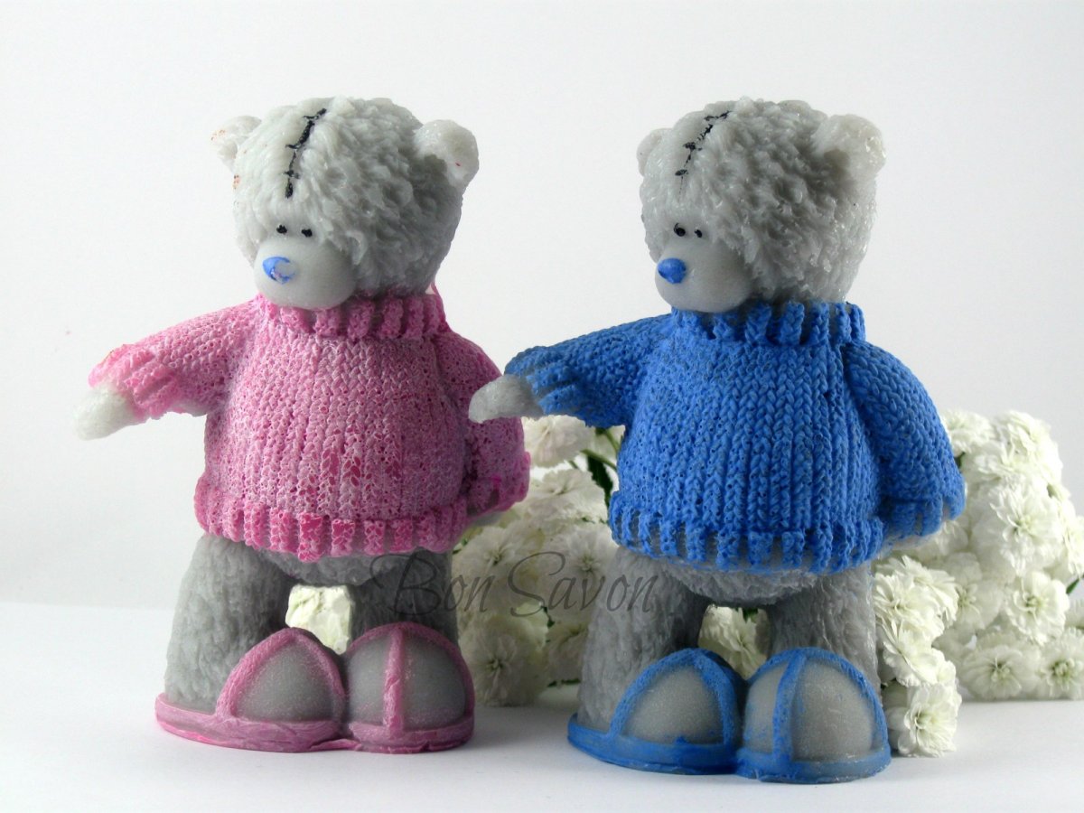 MEDVÍDEK TEDDY V BAČKORÁCH 