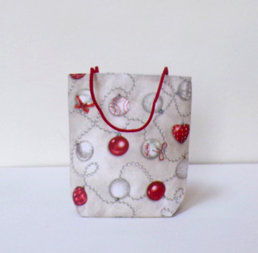 Dárková taška vánoční - koule a perly - 25 x 24 cm