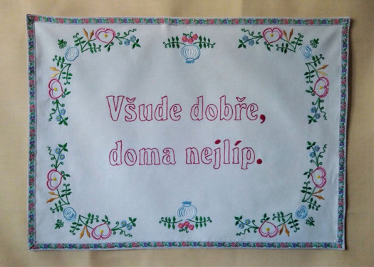 Kuchynská plátená nástenka ručne vyšívaná "Všude dobře, doma nejlíp"