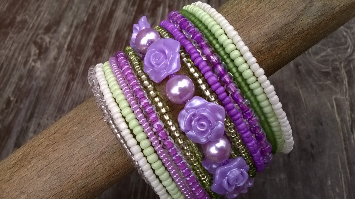 Fialová růžička náramek