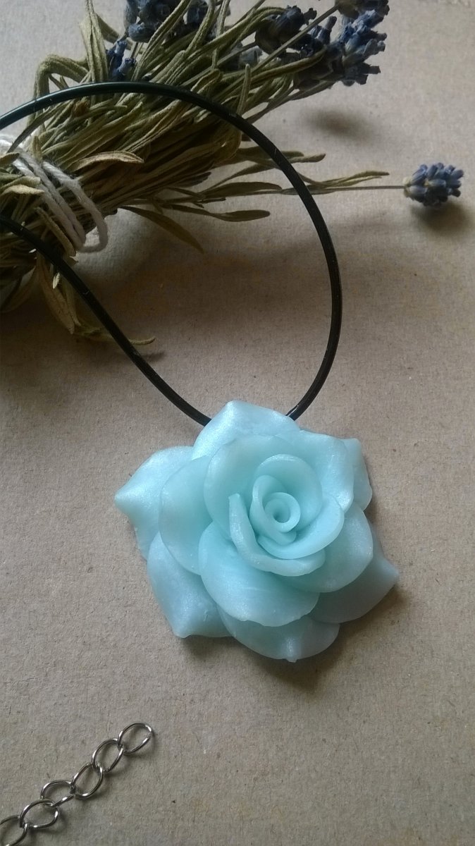 Ledová růže na krk