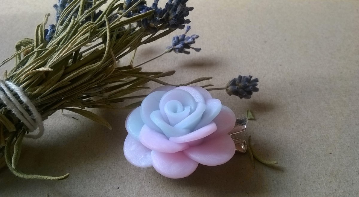 Duhová růže - brož