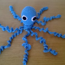 Háčkovaná chobotnička středně modrá