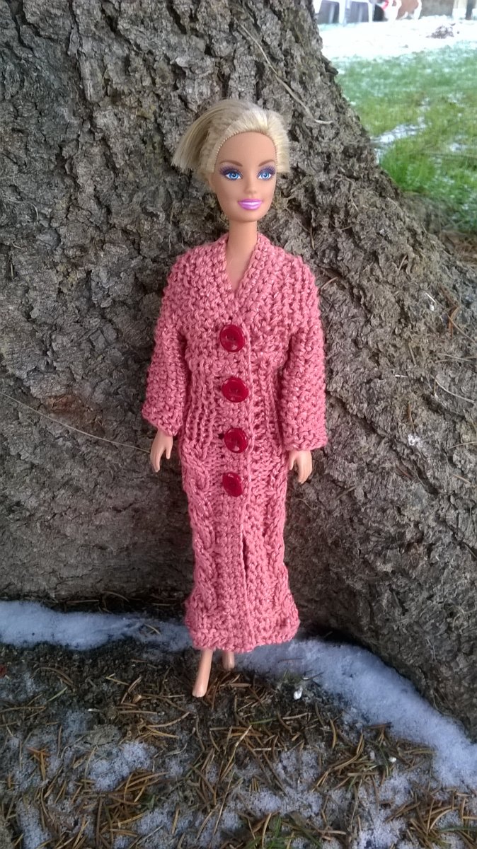 Pletený starorůžový kabát pro Bárbie