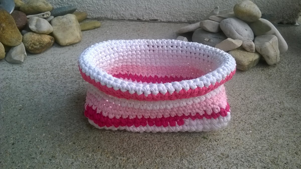 Košík v růžových odstínech