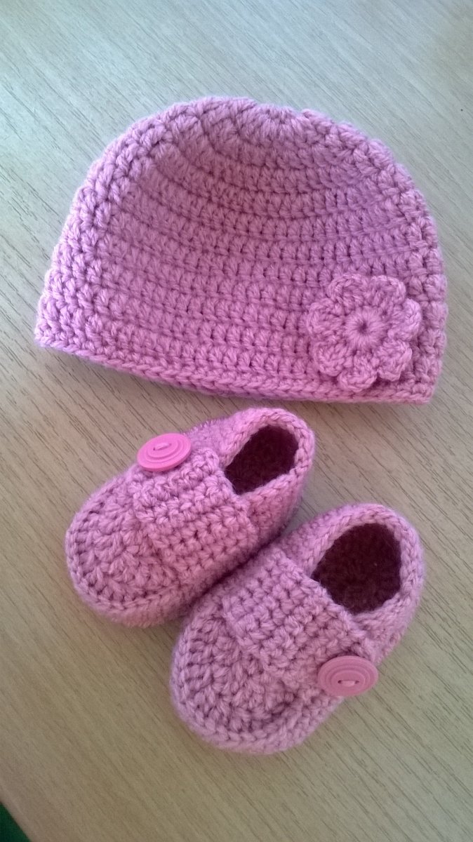 Háčkovaná čepička + botičky
