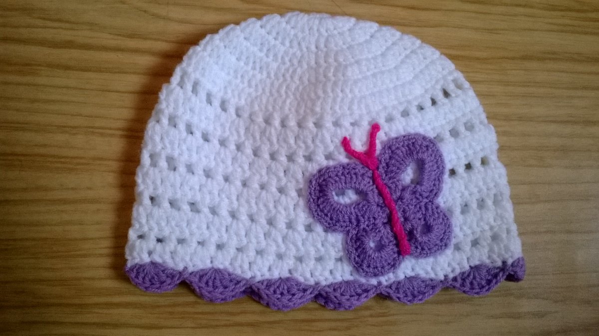 Háčkovaná dírkovaná čepička