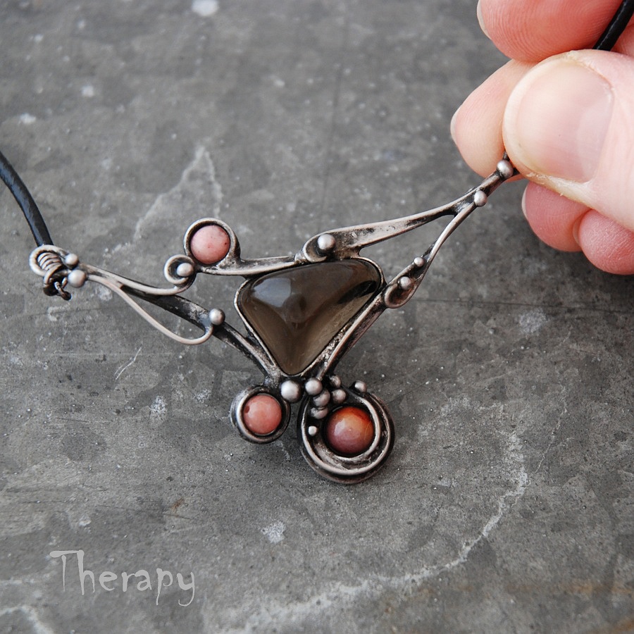 Záhněda s růžovými kuličkami