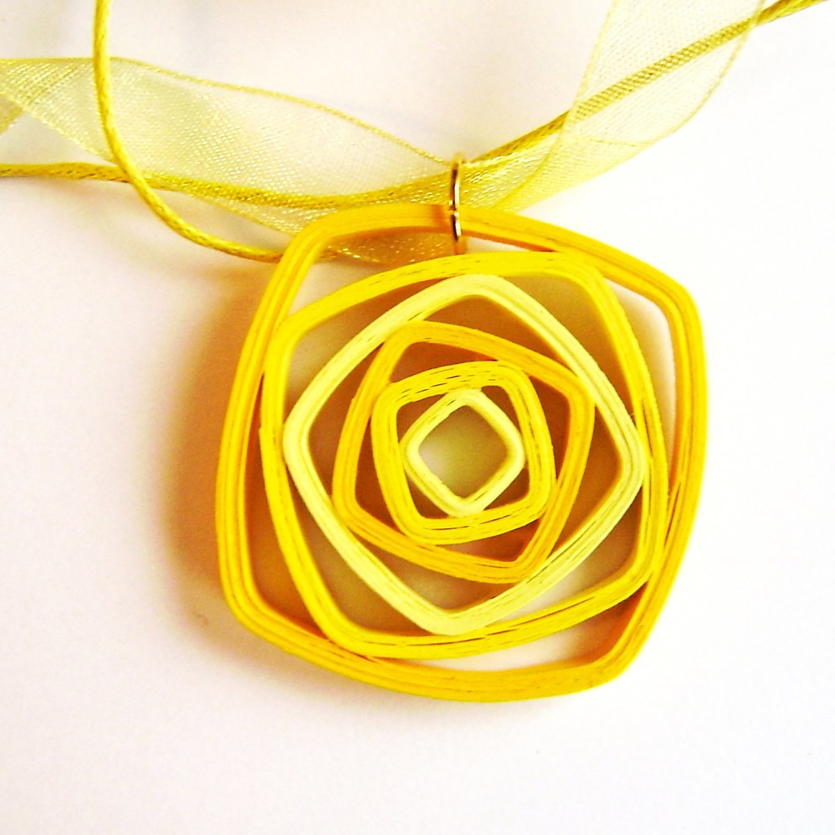 Žlutý zamotaný čtverec na krk