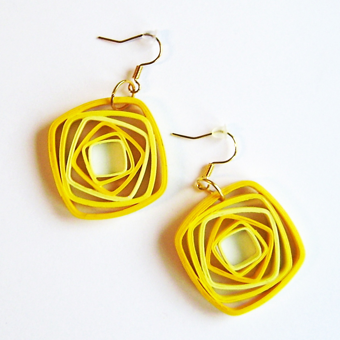 Žluté zamotané čtverce