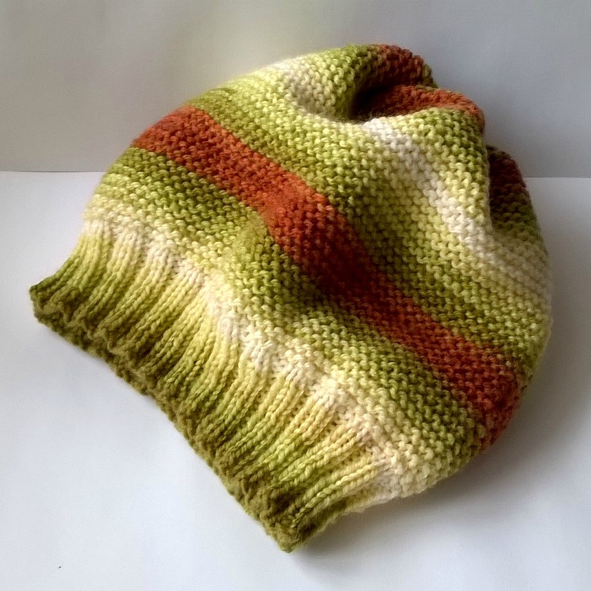 Čepice v barvách lesa