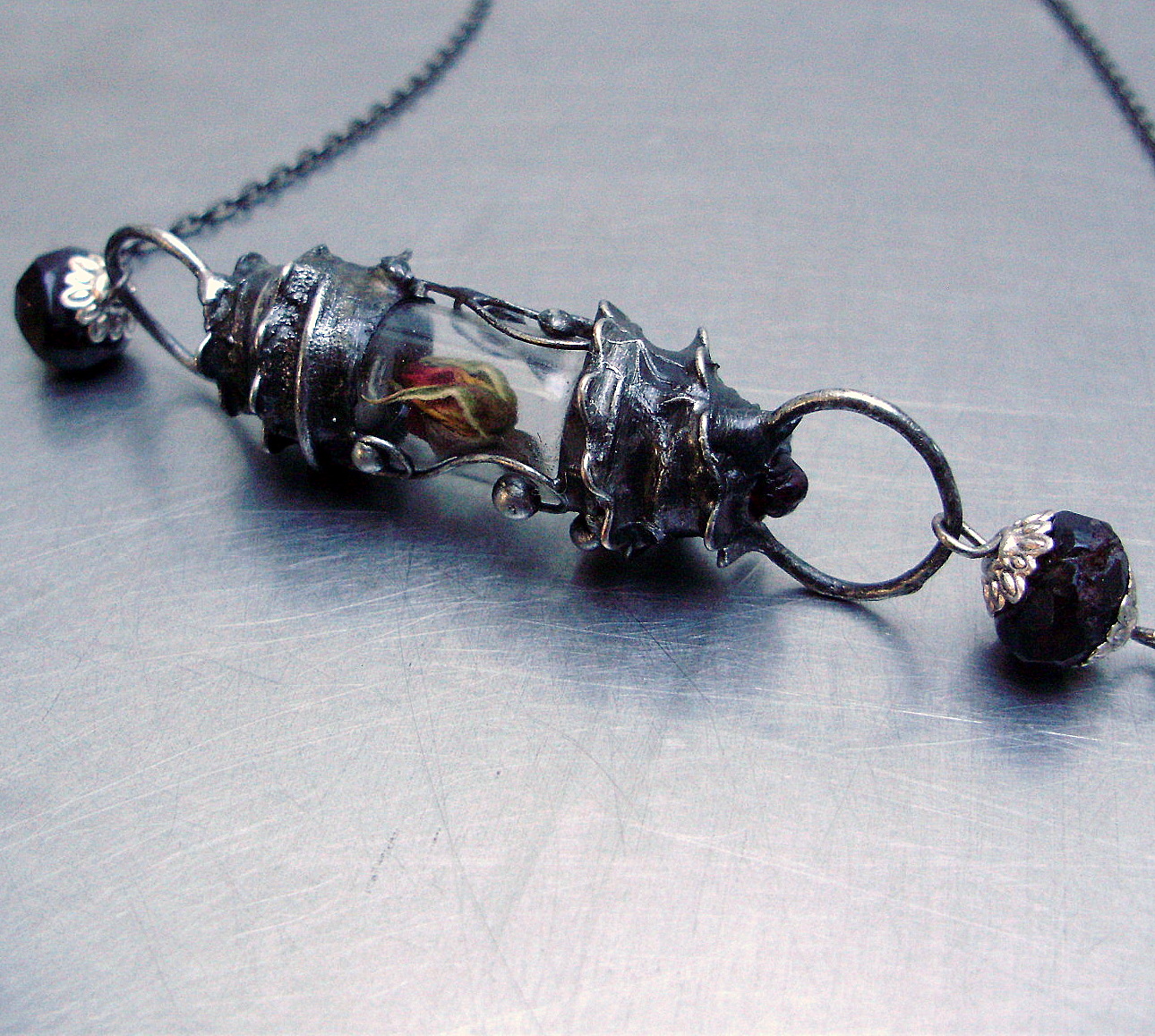 AMULET S RUDOU RŮŽÍ A GRANÁTY