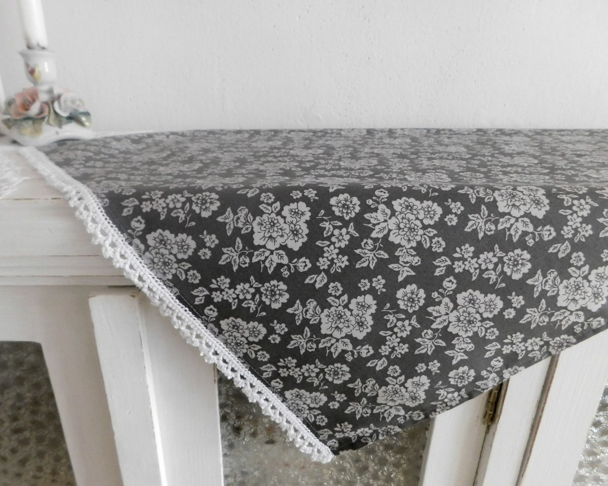 Ubrus s ručně háčkovanou krajkou