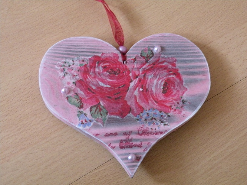 Dřevěné dekorační srdíčko krása dřeva-růže