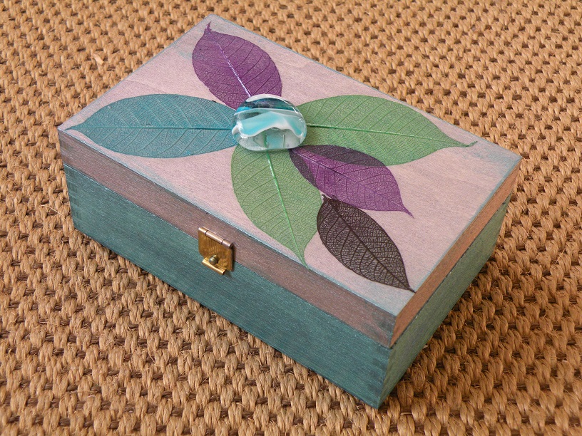 Krabička s listy a kabošonem modrozelená