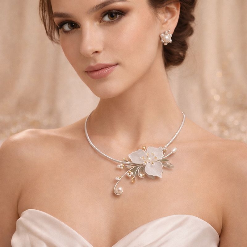 Luxusní svatební šperkový set – jemný květinový náhrdelník a perličkové náušnice | Ruční výroba