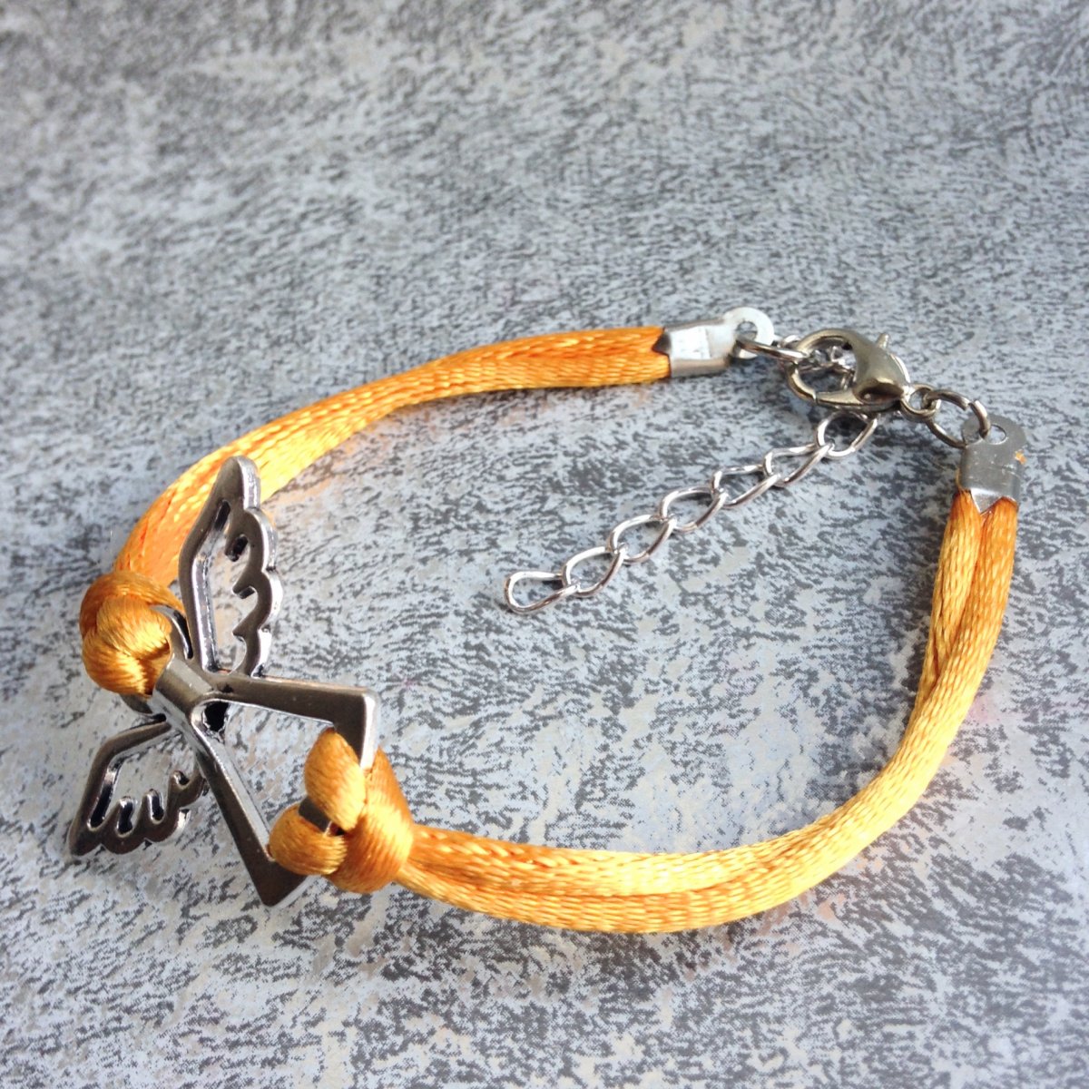 Žlutý náramek s andělem