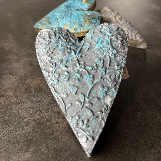 Šedé srdíčko s květinovým vzorem na zeď