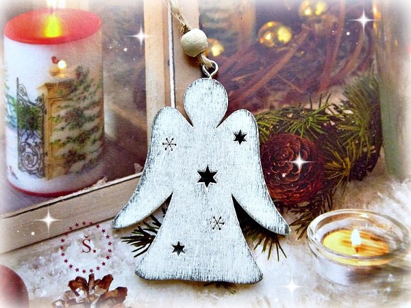 dřevěný andílek s patinou