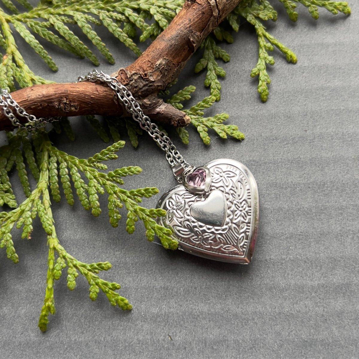 Medailonek s fialkovým zirkonem - S.Steel 