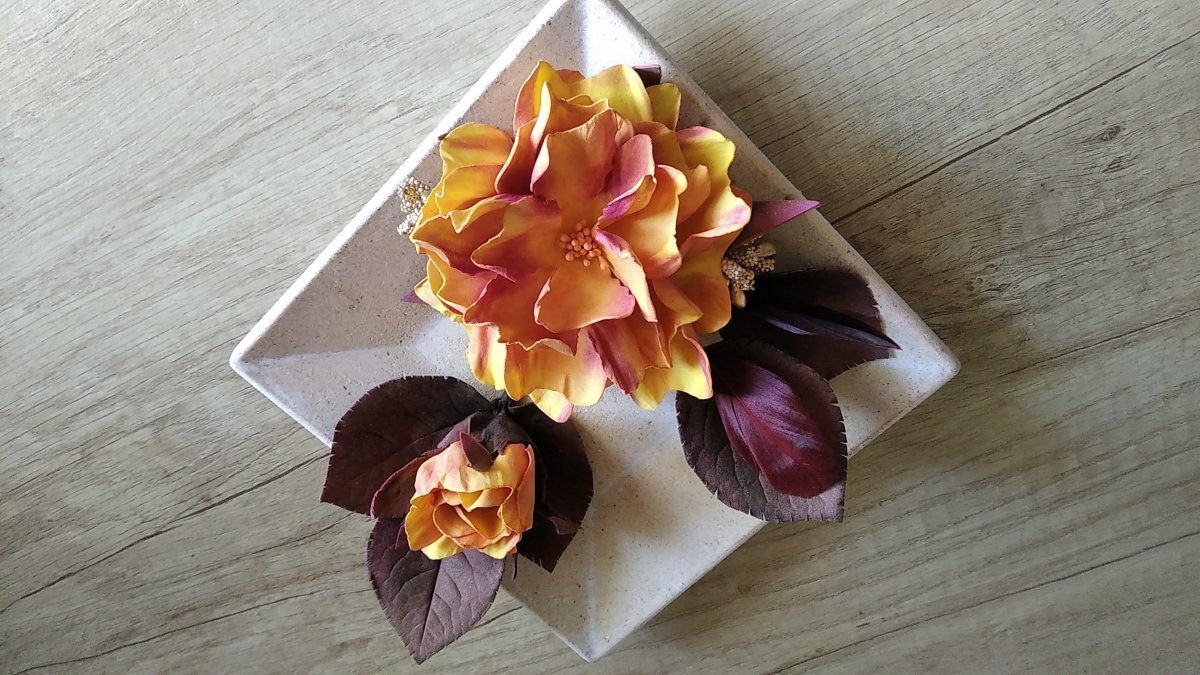 Dřevěný dekorační talířek zdobený foamiranem