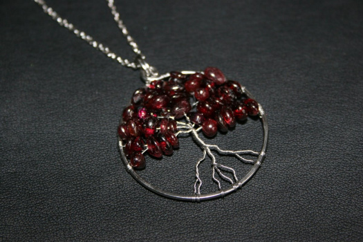 Amulet - GRANÁT - STROM ŽIVOTA - chirurgická ocel