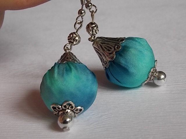 Tyrkysové hedvábné náušnice