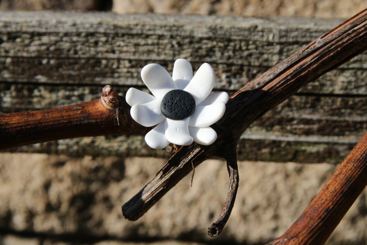 Prsten černobílá květina