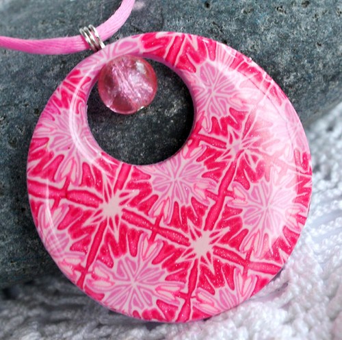 vzorovaný náhrdelník ... zalitý pryskyřicí