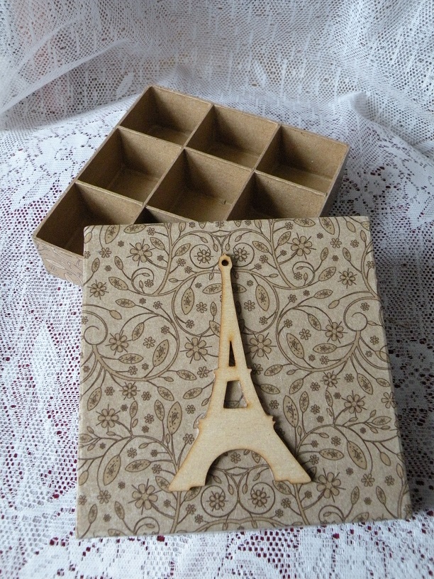 Krabička s Eiffelovkou