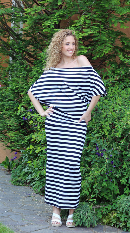 Pruhované asymetrické šaty