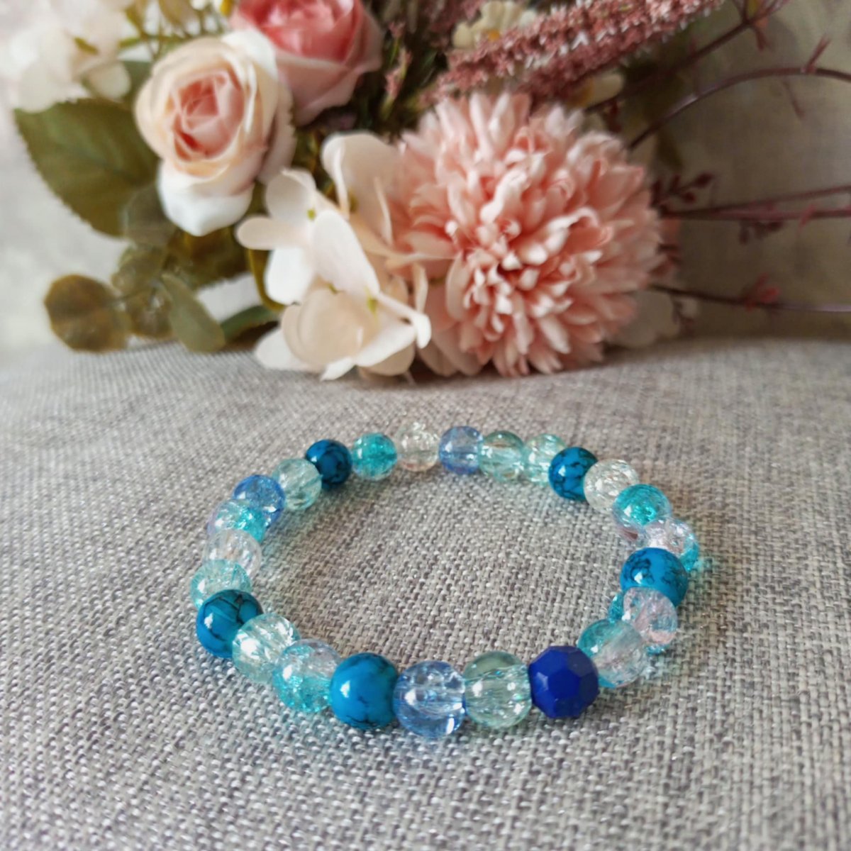 Náramek modré praskané korálky