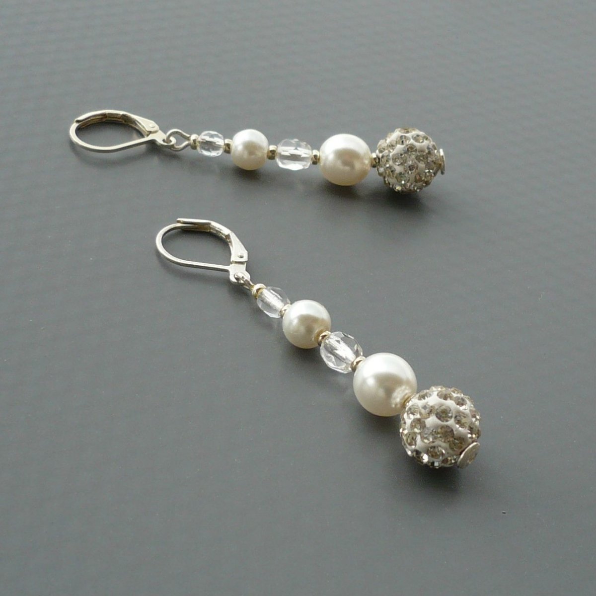 Bílé třpytivé náušnice