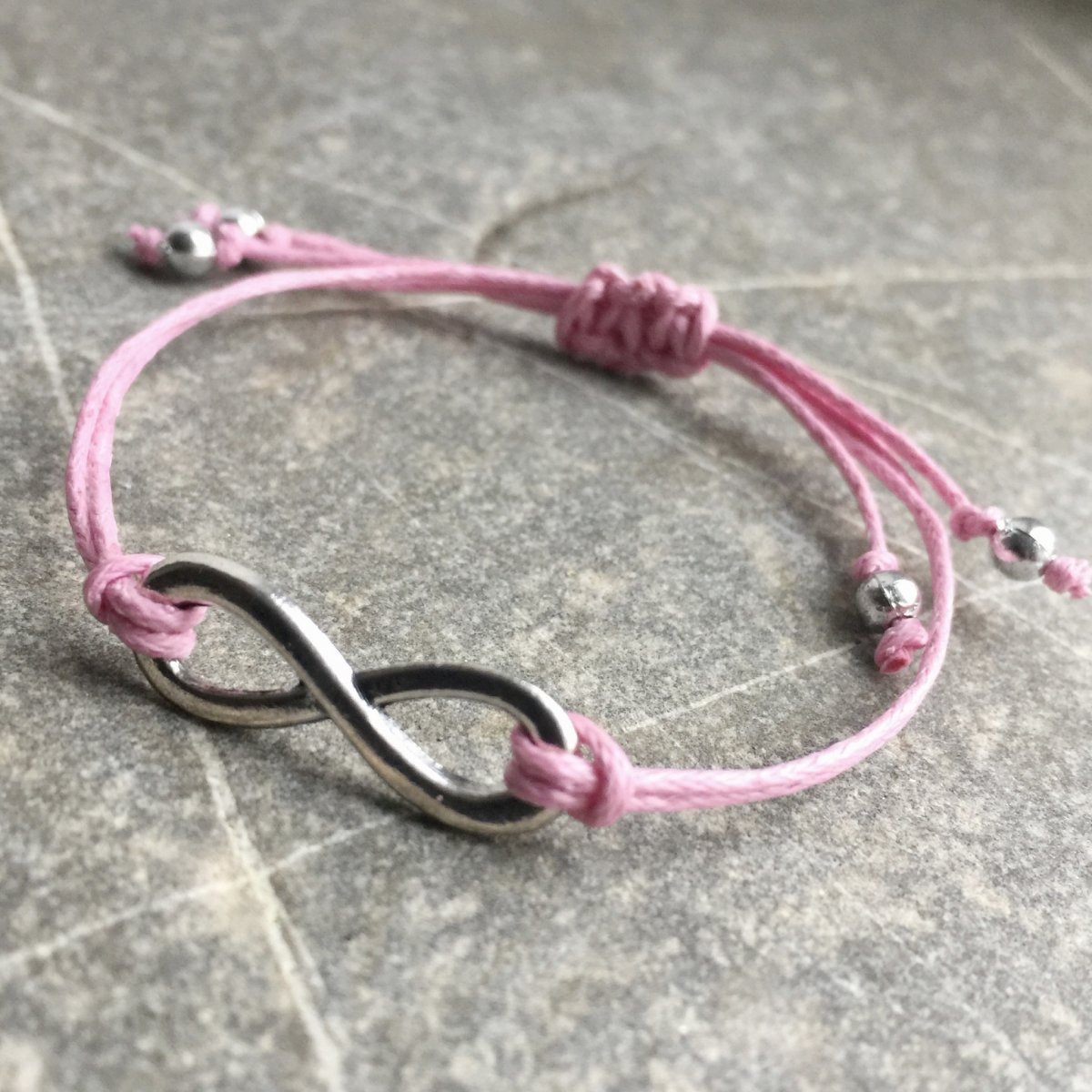 Růžový náramek s nekonečnem