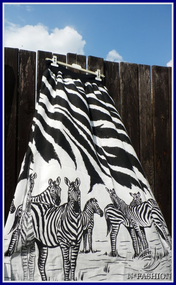 Dlouhá sukně se zebrami.