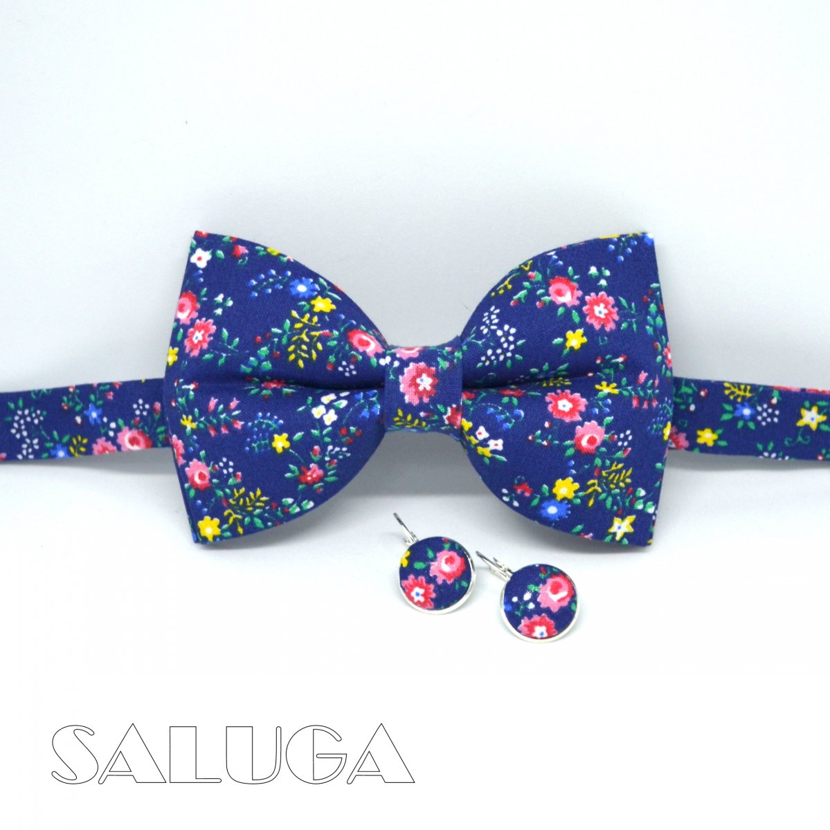 květovaný motýlek a náušnice