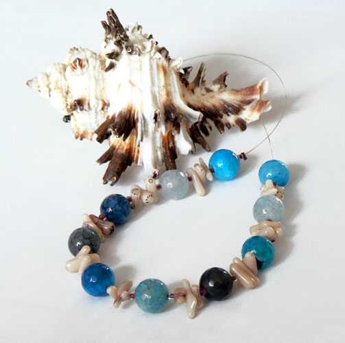 Houpání na vlnách (achát, mořský korál)