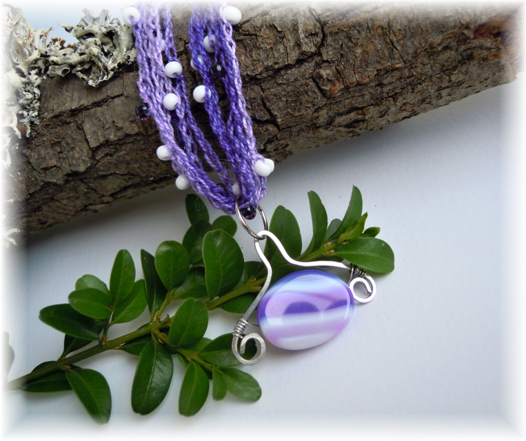 S tepaným přívěskem