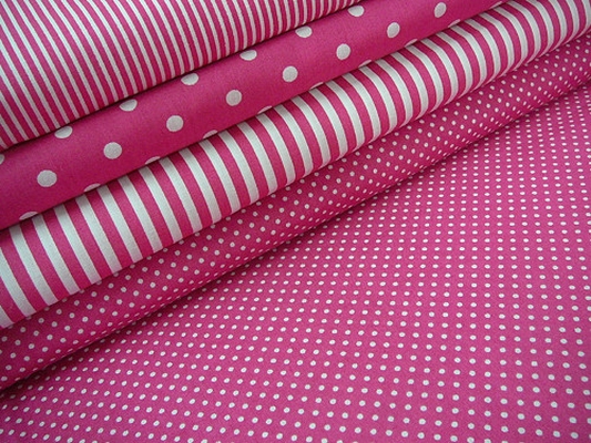 Bavlněná látka - metráž - bílý puntíček na fuchsiové - š. 150 cm