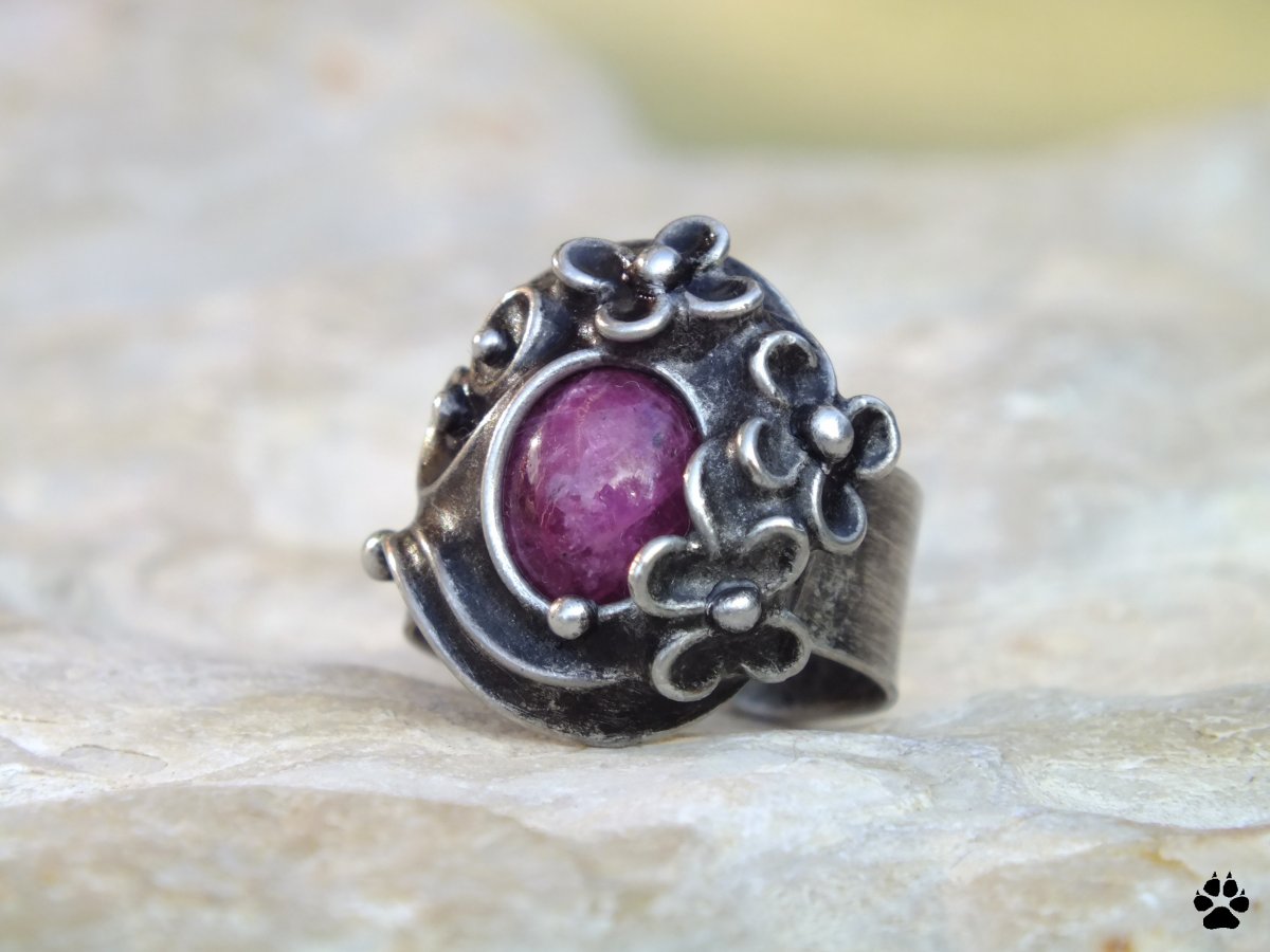 Kytičkový prsten s rubínem